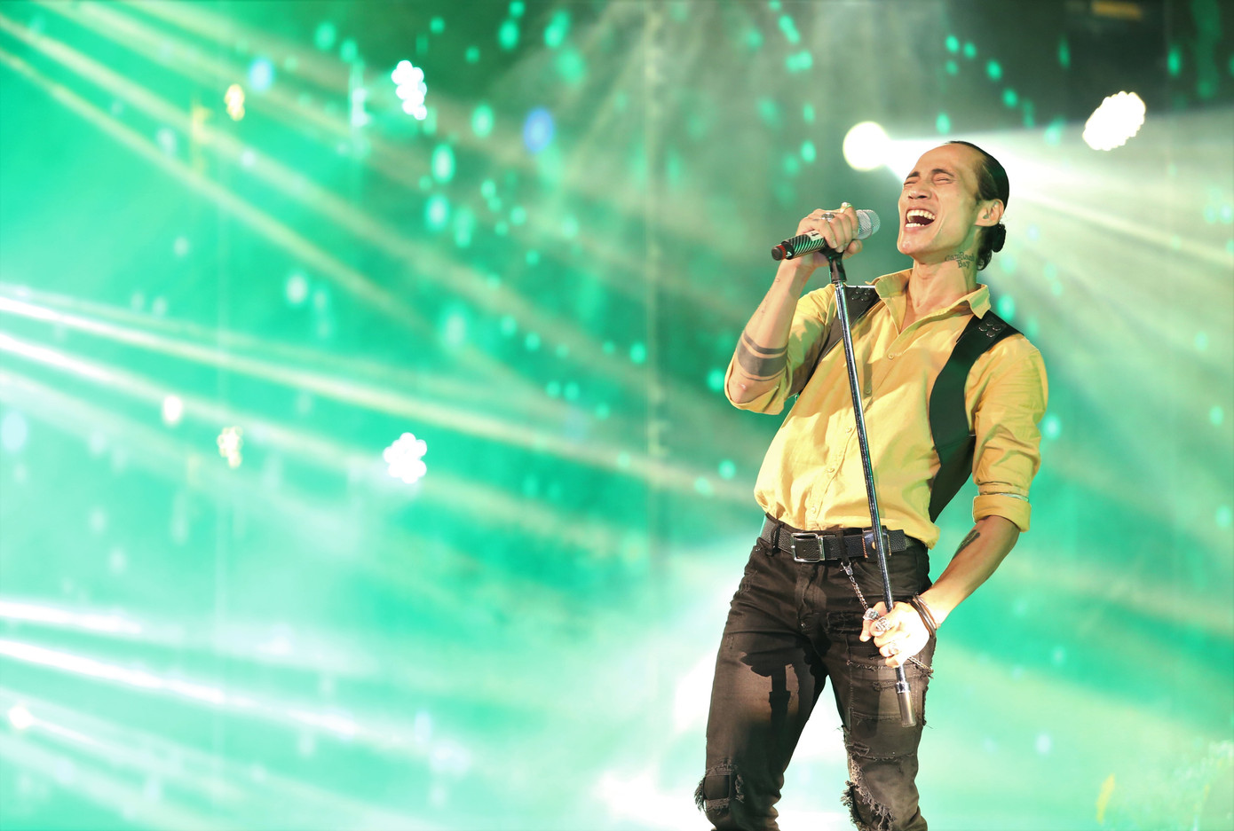 Ca sĩ Phạm Anh Khoa mang đến ca khúc "Cho cháu cho con" như một lời nhắc nhớ về hành động của chúng ta ngay từ bây giờ đối với thiên nhiên, môi trường.