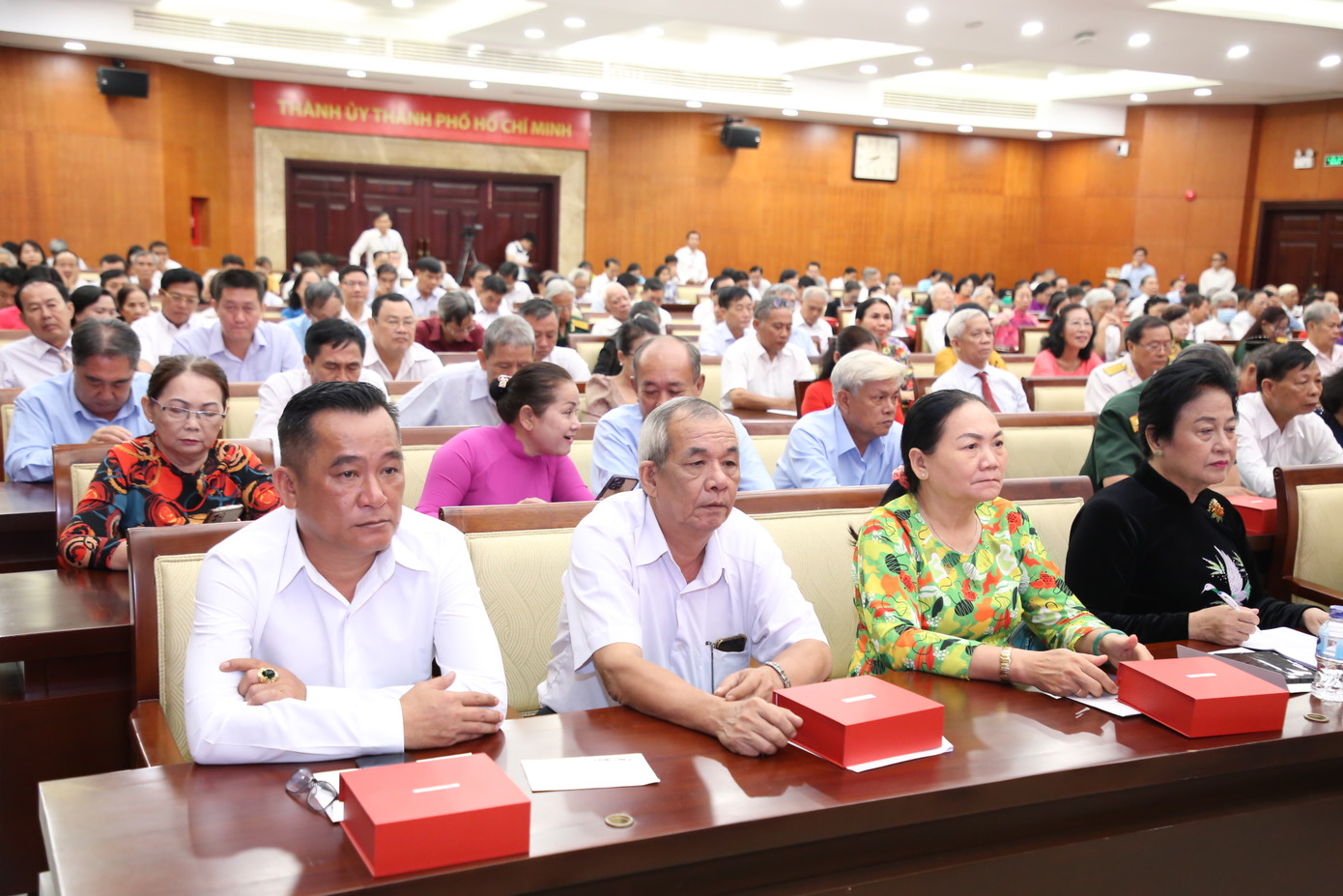 Hơn 230 cán bộ ở khu phố, ấp trên toàn TPHCM được ghi nhận và biểu dương tại hội nghị. Ảnh: Ngô Tùng Hơn 230 cán bộ ở khu phố, ấp trên toàn TPHCM được ghi nhận và biểu dương tại hội nghị. Ảnh: Ngô Tùng