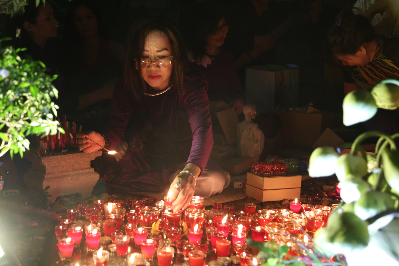 Từ 19 giờ, những người yêu mến Trịnh đã đến bên mộ phần của ông thắp lên nhiều ánh nến, nén hương cùng những đóa hoa tươi thắm.