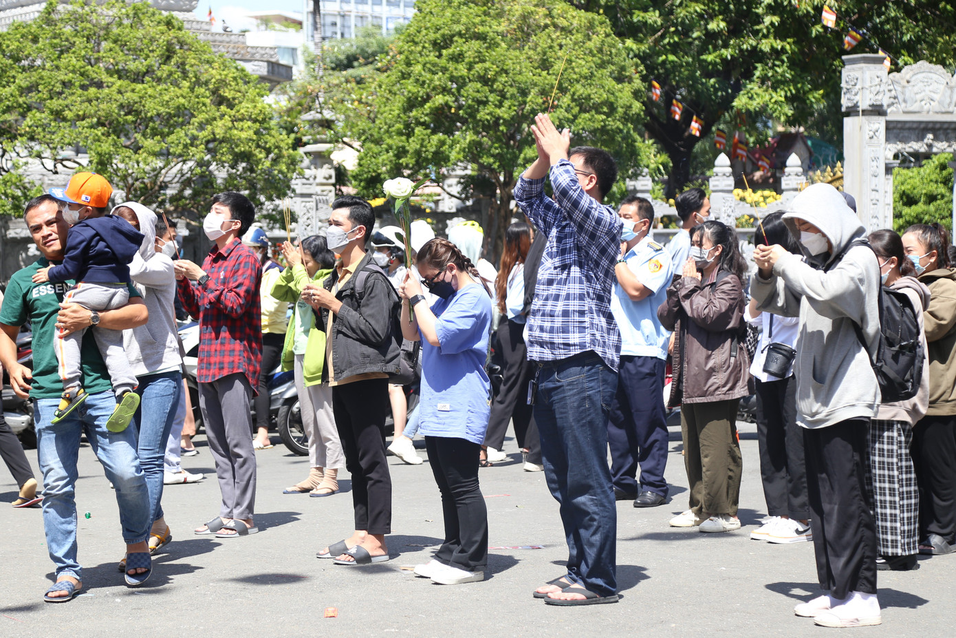 Người dân ở nhiều lứa tuổi cùng dành thời gian đến chùa trong ngày rằm đầu năm.