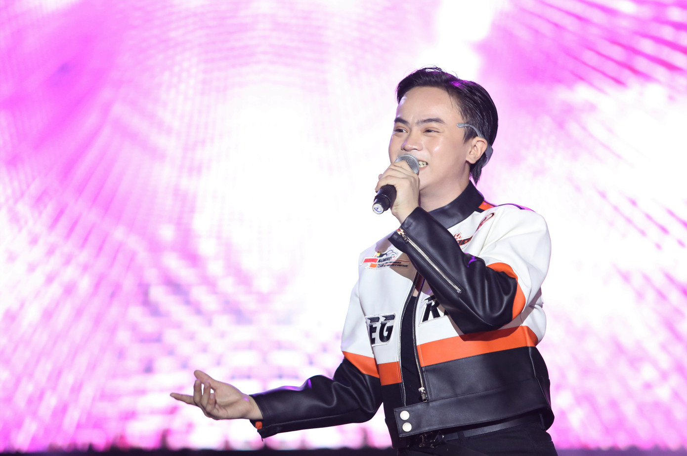 Trở lại với sân khấu quen thuộc tại Nhà Văn hóa sinh viên, Hồ Tuấn Phúc khuấy động tinh thần sôi nổi trong mỗi người trẻ. Trở lại với sân khấu quen thuộc tại Nhà Văn hóa sinh viên, Hồ Tuấn Phúc khuấy động tinh thần sôi nổi trong mỗi người trẻ.