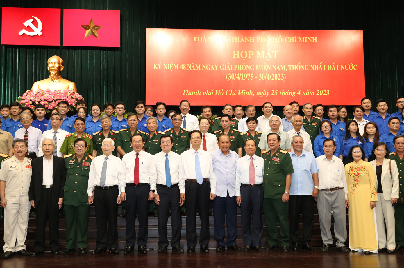 Các lãnh đạo, nguyên lãnh đạo Đảng, Nhà nước, tướng lĩnh quân đội, công an cao cấp và các bạn trẻ chụp ảnh lưu niệm tại buổi họp mặt. Các lãnh đạo, nguyên lãnh đạo Đảng, Nhà nước, tướng lĩnh quân đội, công an cao cấp và các bạn trẻ chụp ảnh lưu niệm tại buổi họp mặt.