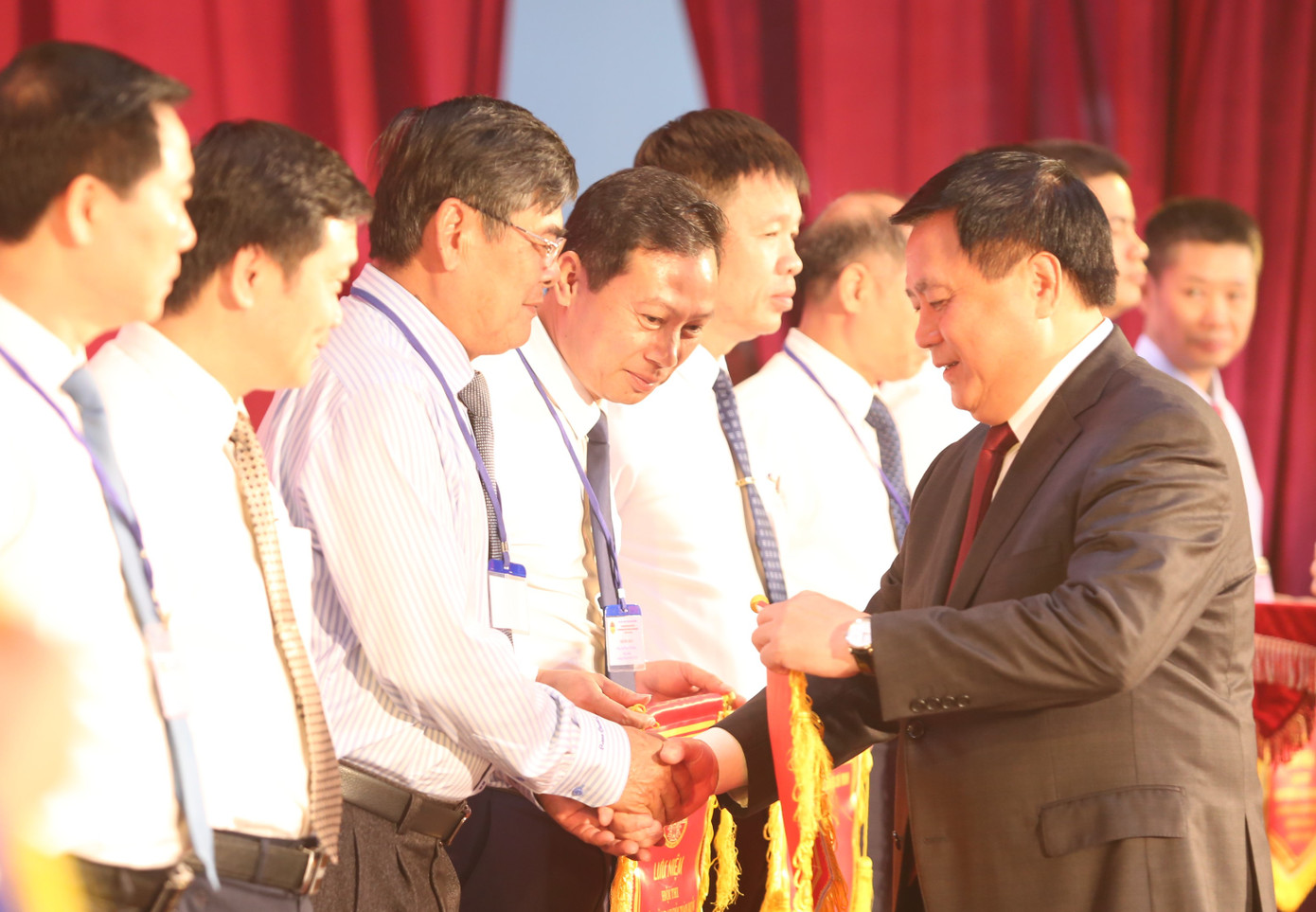Giáo sư, Tiến sỹ Nguyễn Xuân Thắng, Ủy viên Bộ Chính trị, Giám đốc Học viện Chính trị Quốc gia Hồ Chí Minh, Chủ tịch Hội đồng Lý luận Trung ương, trao cờ lưu niệm tặng đại diện các đơn vị tham gia hội thi.