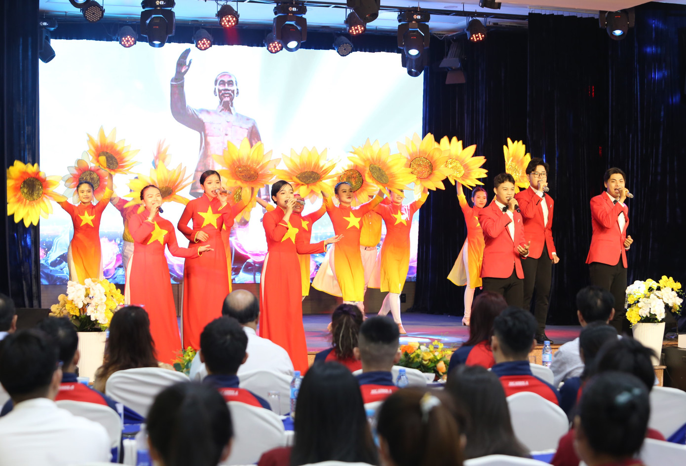 Chương trình bắt đầu với phần ôn lại cuộc đời, sự nghiệp đấu tranh giải phóng dân tộc của Chủ tịch Hồ Chí Minh cùng những tiết mục văn nghệ hát về Người. Ảnh: Ngô Tùng