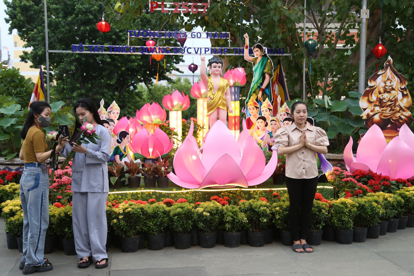 Dưới gốc cây bồ đề, chùa Vĩnh Nghiêm (phường Võ Thị Sáu, quận 3), thiết trí không gian Đức Phật đản sinh cùng hình tượng Bồ tát Thích Quảng Đức vị pháp thiêu thân một cách trang nghiêm.