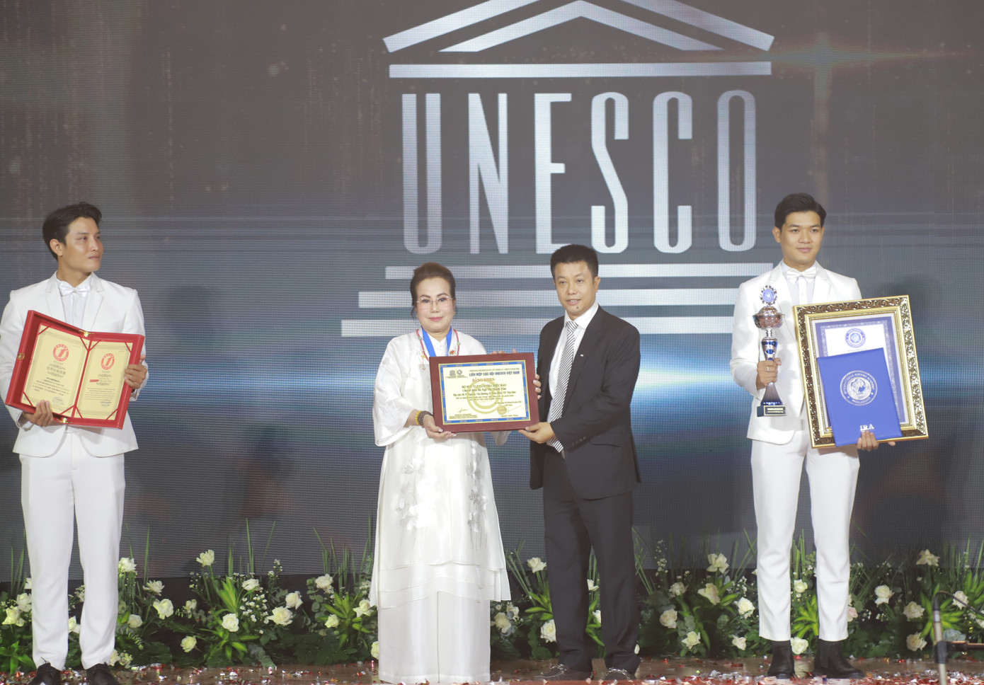 Trà sư Ngô Thị Thanh Tâm nhận bằng công nhận Kỷ lục Thế giới của Tổ chức WorldKings và nhiều bằng công nhận khác cho bộ sưu tập "Tâm Trà Diệu Bảo". Ảnh: Như Việt Trà sư Ngô Thị Thanh Tâm nhận bằng công nhận Kỷ lục Thế giới của Tổ chức WorldKings và nhiều bằng công nhận khác cho bộ sưu tập "Tâm Trà Diệu Bảo". Ảnh: Như Việt