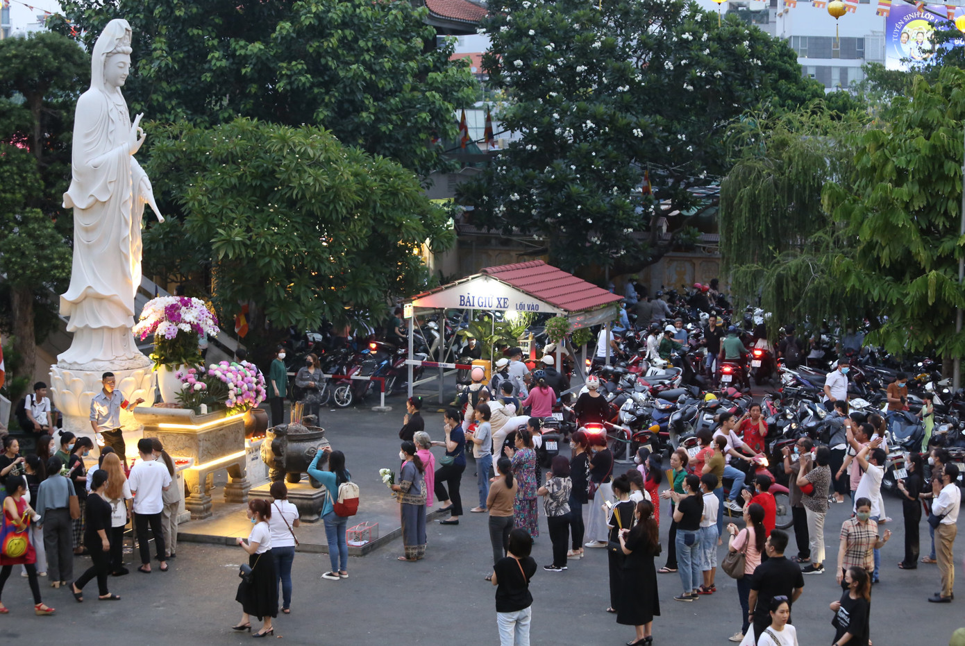 Càng về tối, lượng người tìm đến chùa hành lễ càng đông đúc.