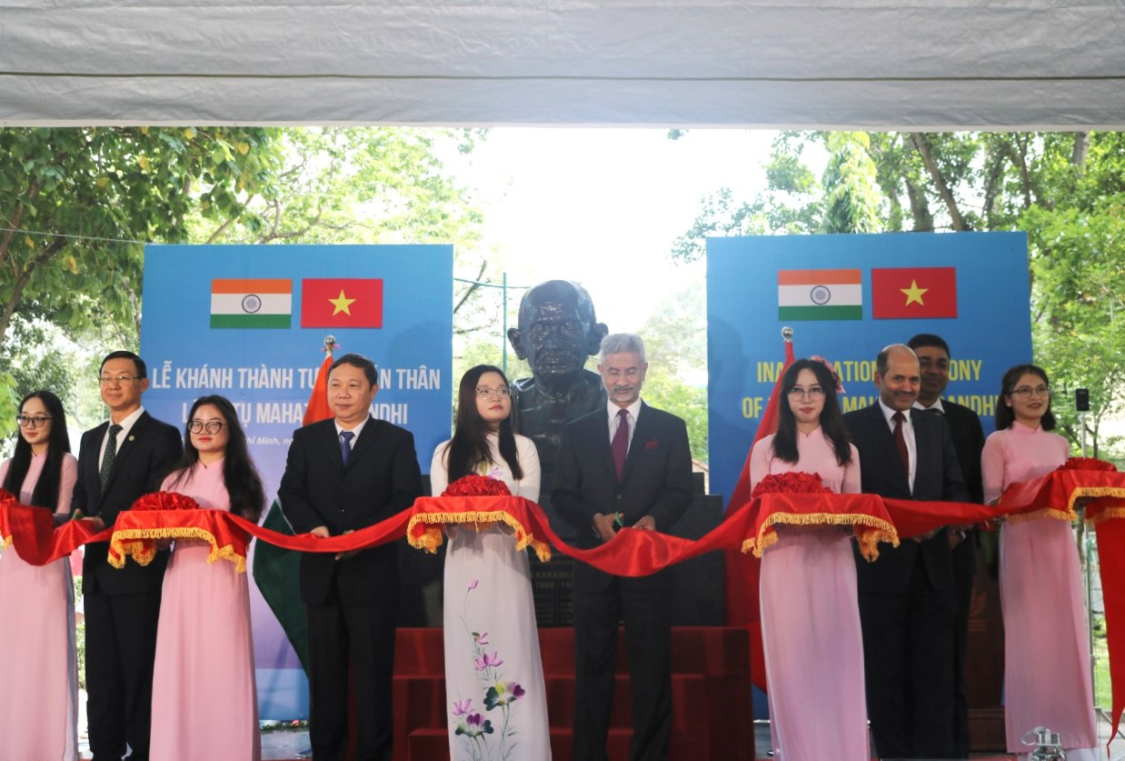 Lãnh đạo TPHCM và Bộ Ngoại giao Ấn Độ cắt băng khánh thành tượng bán thân lãnh tụ Mahatma Gandhi. Ảnh: CTV Lãnh đạo TPHCM và Bộ Ngoại giao Ấn Độ cắt băng khánh thành tượng bán thân lãnh tụ Mahatma Gandhi. Ảnh: CTV