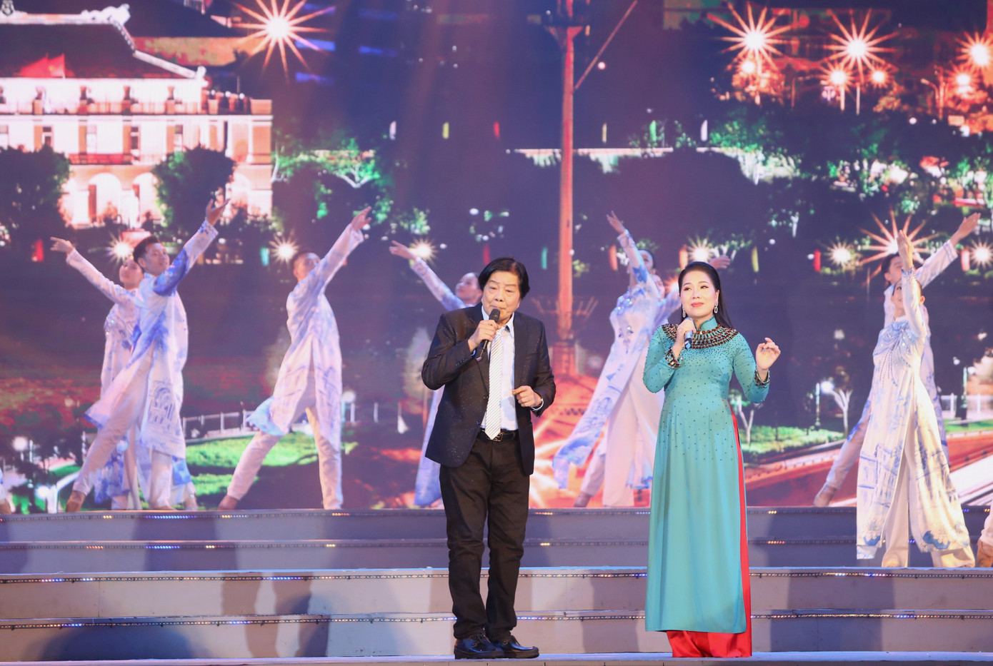 NSND Trọng Hữu kết hợp cùng NSƯT Thu Vân trong tiết mục ca cổ Sài Gòn - TPHCM Khúc tráng ca huyền thoại.