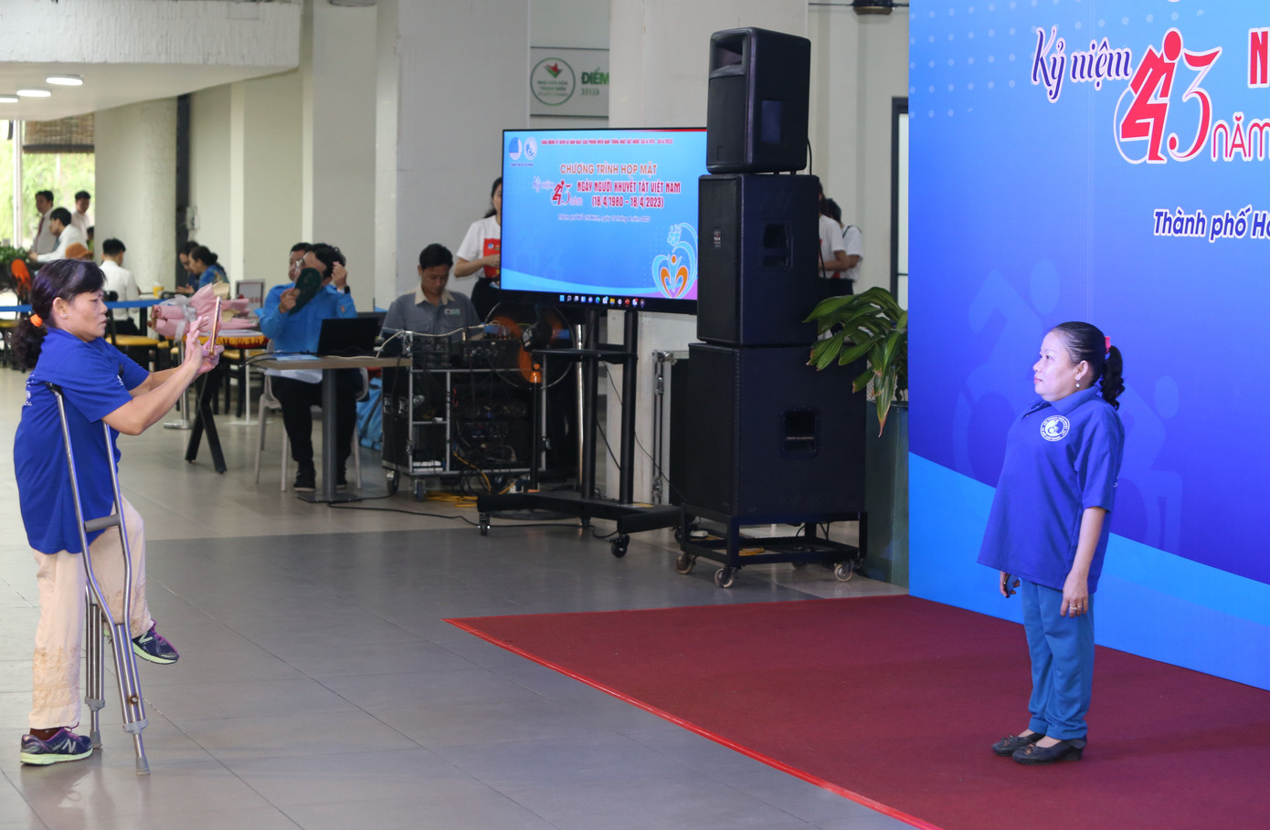 Cùng chụp cho nhau những bức ảnh lưu niệm tại buổi họp mặt.