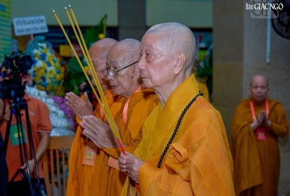 Trưởng lão Hòa thượng Thích Trí Quảng - Pháp chủ GHPGVN thắp hương tưởng nhớ Tổ sư Minh Đăng Quang. Ảnh: Báo Giác Ngộ Trưởng lão Hòa thượng Thích Trí Quảng - Pháp chủ GHPGVN thắp hương tưởng nhớ Tổ sư Minh Đăng Quang. Ảnh: Báo Giác Ngộ