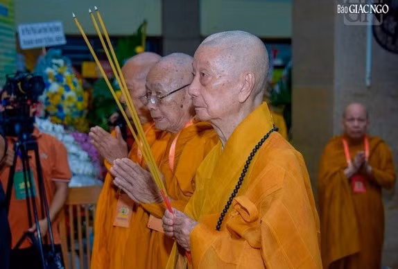 Trưởng lão Hòa thượng Thích Trí Quảng - Pháp chủ GHPGVN thắp hương tưởng nhớ Tổ sư Minh Đăng Quang. Ảnh: Báo Giác Ngộ