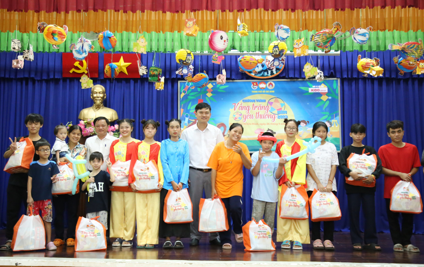 Các em thiếu nhi vui mừng đón nhận món quà Trung thu sớm.