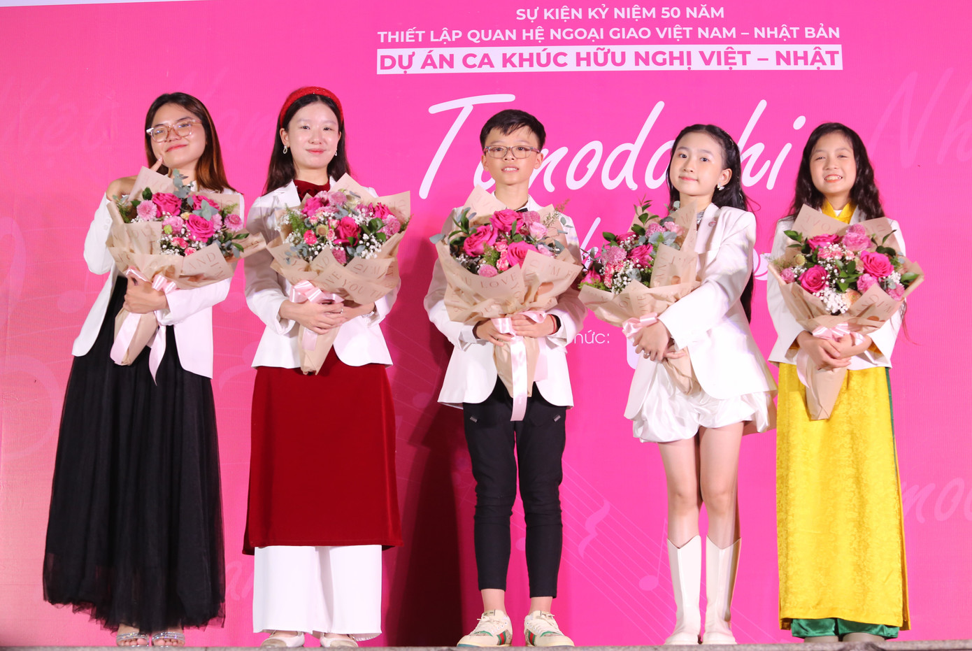 Hà My (thứ hai từ trái qua) cùng các bạn sẽ có chuyến trải nghiệm văn hóa xứ sở mặt trời mọc trong một tuần lễ. Hà My (thứ hai từ trái qua) cùng các bạn sẽ có chuyến trải nghiệm văn hóa xứ sở mặt trời mọc trong một tuần lễ.