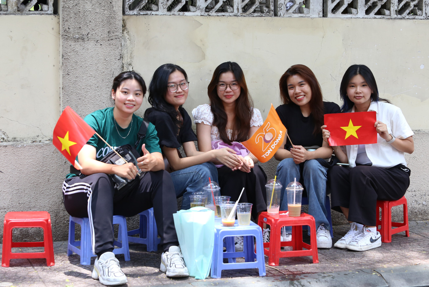 Sáng 30/4, đến sớm chào đón các vận động viên cuộc đua xe đạp đang về đích, nhóm bạn trẻ ngồi thư giãn bên ly nước giải khát trước khi quay lại guồng công việc.