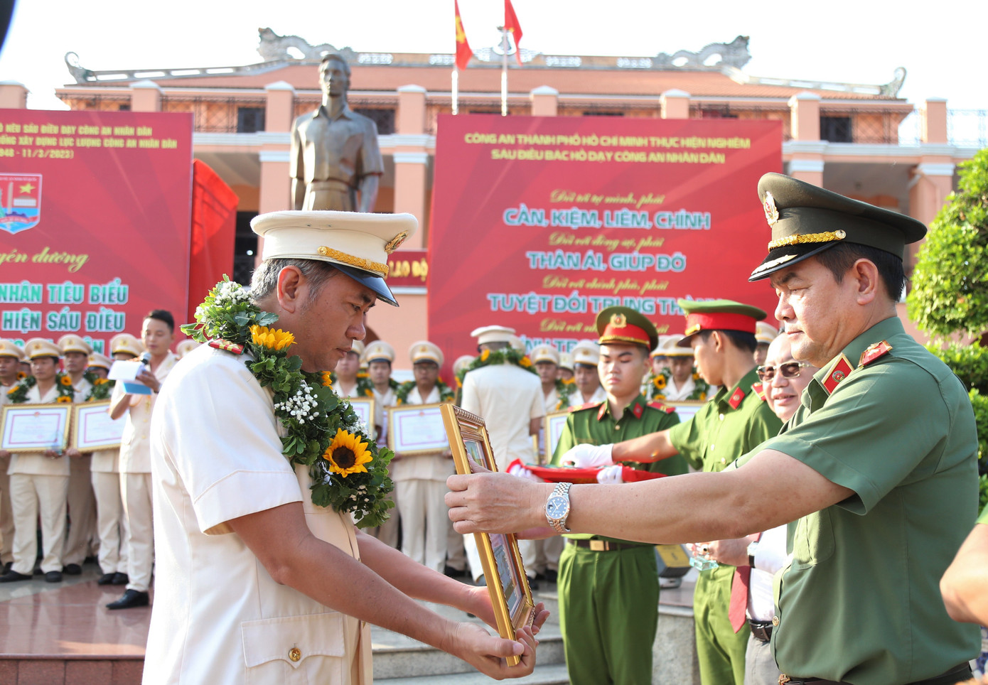 Giám đốc Công an TPHCM Lê Hồng Nam tuyên dương các cá nhân, tập thể tiêu biểu.