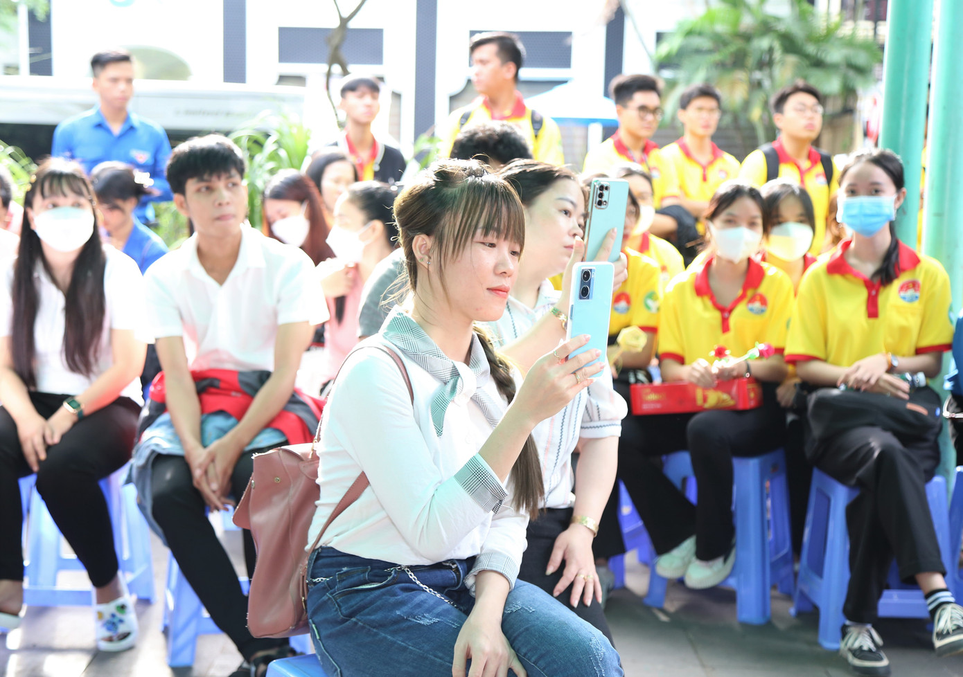 Các anh chị thanh niên công nhân phấn khởi tham gia chương trình.