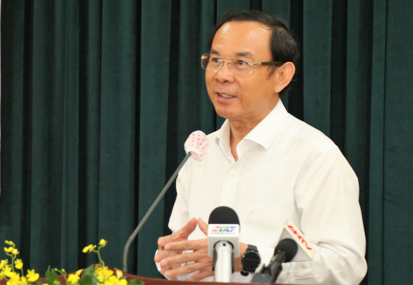 Bí thư Thành ủy TPHCM Nguyễn Văn Nên trao đổi với đại biểu. Bí thư Thành ủy TPHCM Nguyễn Văn Nên trao đổi với đại biểu.