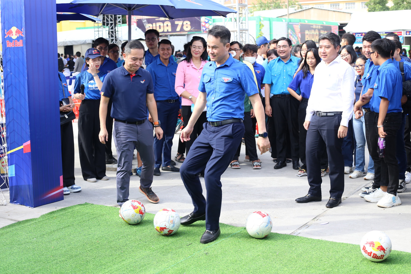 Các đại biểu đồng hành, hoà vào các hoạt động của bạn trẻ tại ngày hội. Các đại biểu đồng hành, hoà vào các hoạt động của bạn trẻ tại ngày hội.