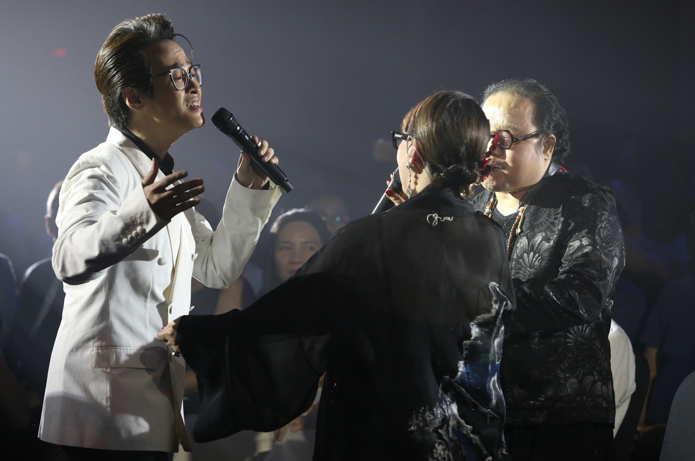 Giây phút hòa giọng đầy cảm xúc của các nghệ sĩ tên tuổi.