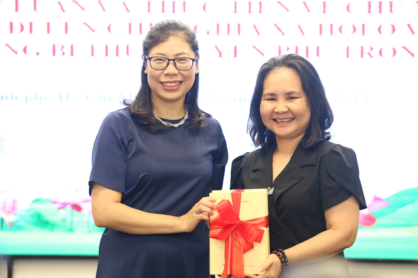 Đại diện Nhà Xuất bản Chính trị Quốc gia Sự thật - Chi nhánh TPHCM trao tặng bộ sách của Tổng Bí thư Nguyễn Phú Trọng cho Liên hiệp các tổ chức hữu nghị TPHCM. Ảnh: Ngô Tùng