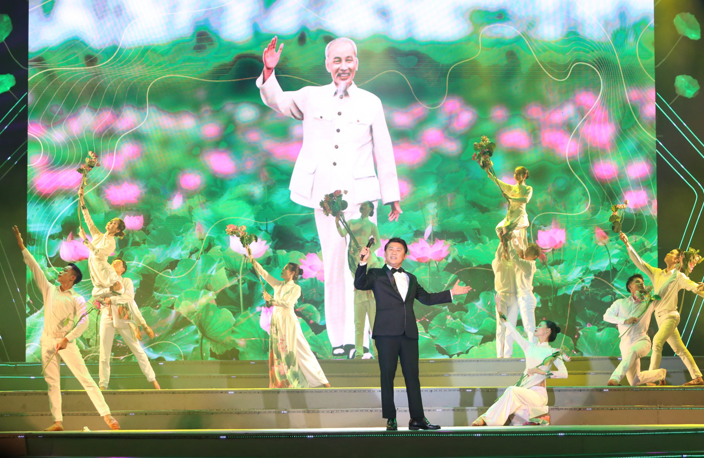 NSND Tạ Minh Tâm với ca khúc Lời Bác sáng mãi muôn đời.