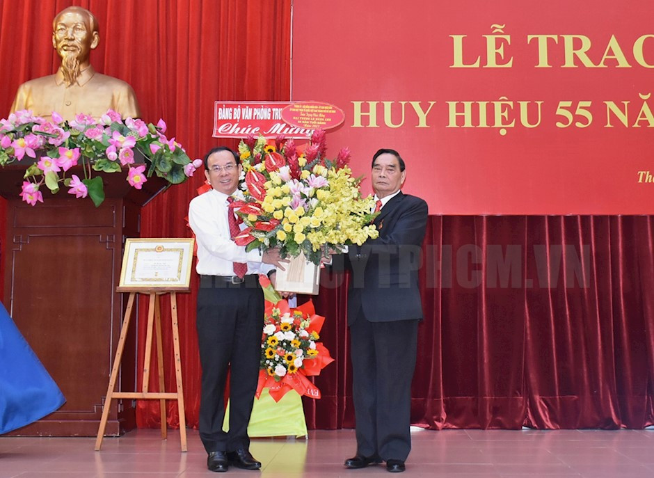 Bí thư Thành uỷ TPHCM Nguyễn Văn Nên tặng hoa chúc mừng ông Lê Hồng Anh. Ảnh: Thành uỷ TPHCM.