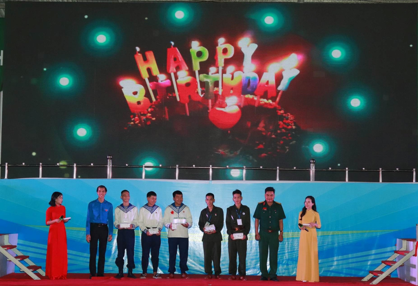 Dịp này, Ban tổ chức hội trại còn tặng quà sinh nhật cho các chiến sĩ.