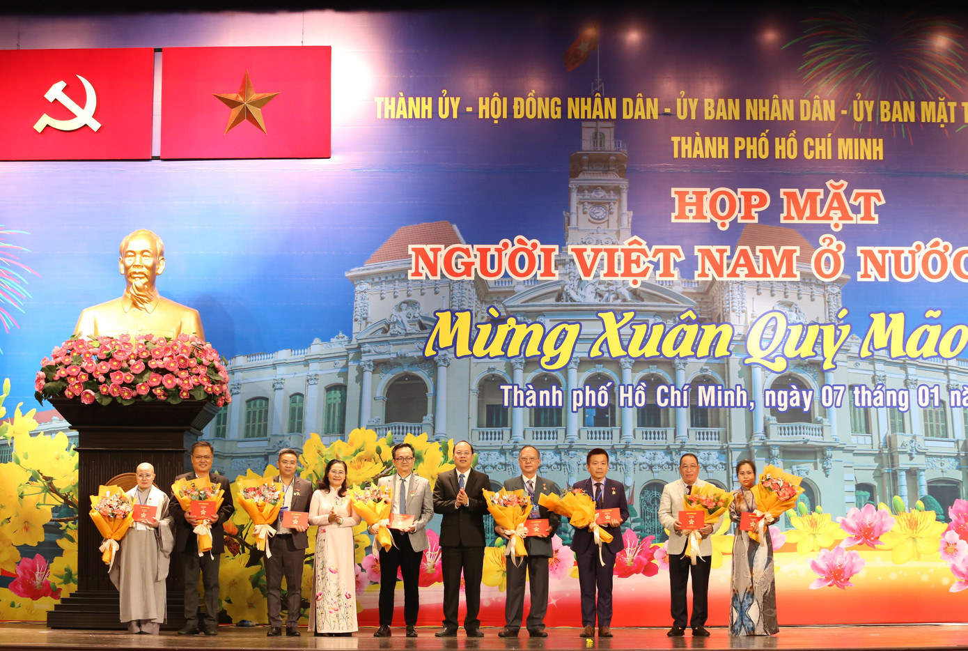 Phó Bí thư Thành ủy Nguyễn Hồ Hải và Chủ tịch HĐND TPHCM Nguyễn Thị Lệ trao Huy hiệu TPHCM cho các cá nhân tiêu biểu. Phó Bí thư Thành ủy Nguyễn Hồ Hải và Chủ tịch HĐND TPHCM Nguyễn Thị Lệ trao Huy hiệu TPHCM cho các cá nhân tiêu biểu.