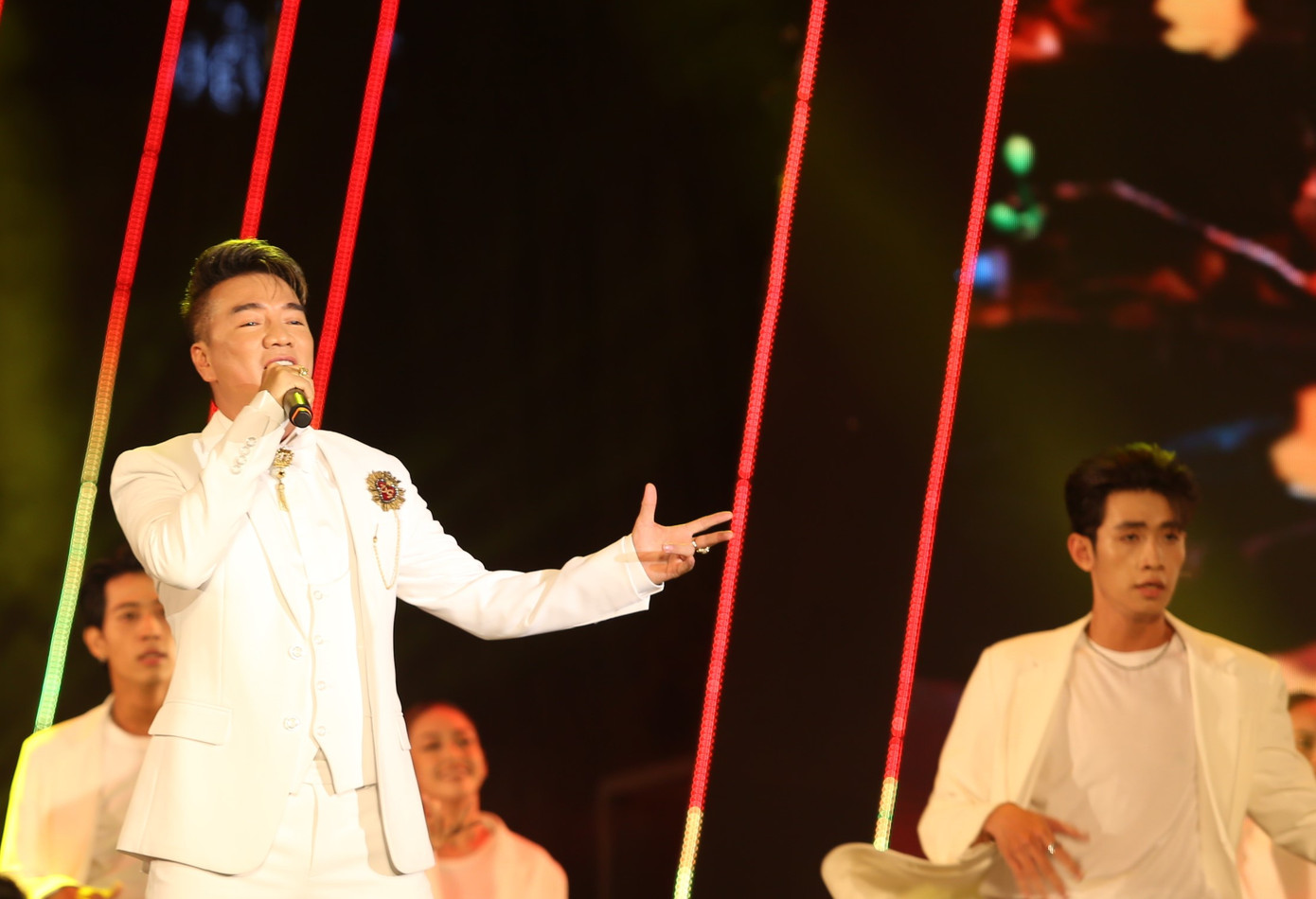 Ngoài đóng góp các tiết mục ngợi ca truyền thống đất nước, ca sĩ Đàm Vĩnh Hưng cũng gửi tặng khán giả loạt ca khúc làm nên tên tuổi của anh như Lâu đài tình ái, Say tình, Vùng trời bình yên...