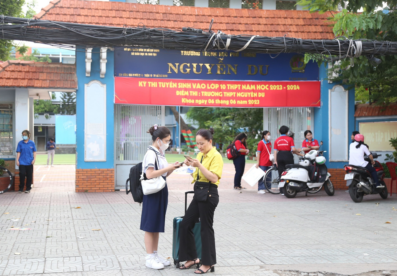 Ngay sau buổi thi, hai mẹ con có chuyến nghỉ hè bên người thân ngoài Bắc. "Mẹ quyết định cho con về Quảng Ninh vì đó là quê con và cũng để "xả hơi" một thời gian trước khi con ôn luyện học kỳ hè. Dịp này cũng về giỗ bà nữa", Hồng Ngọc chia sẻ.