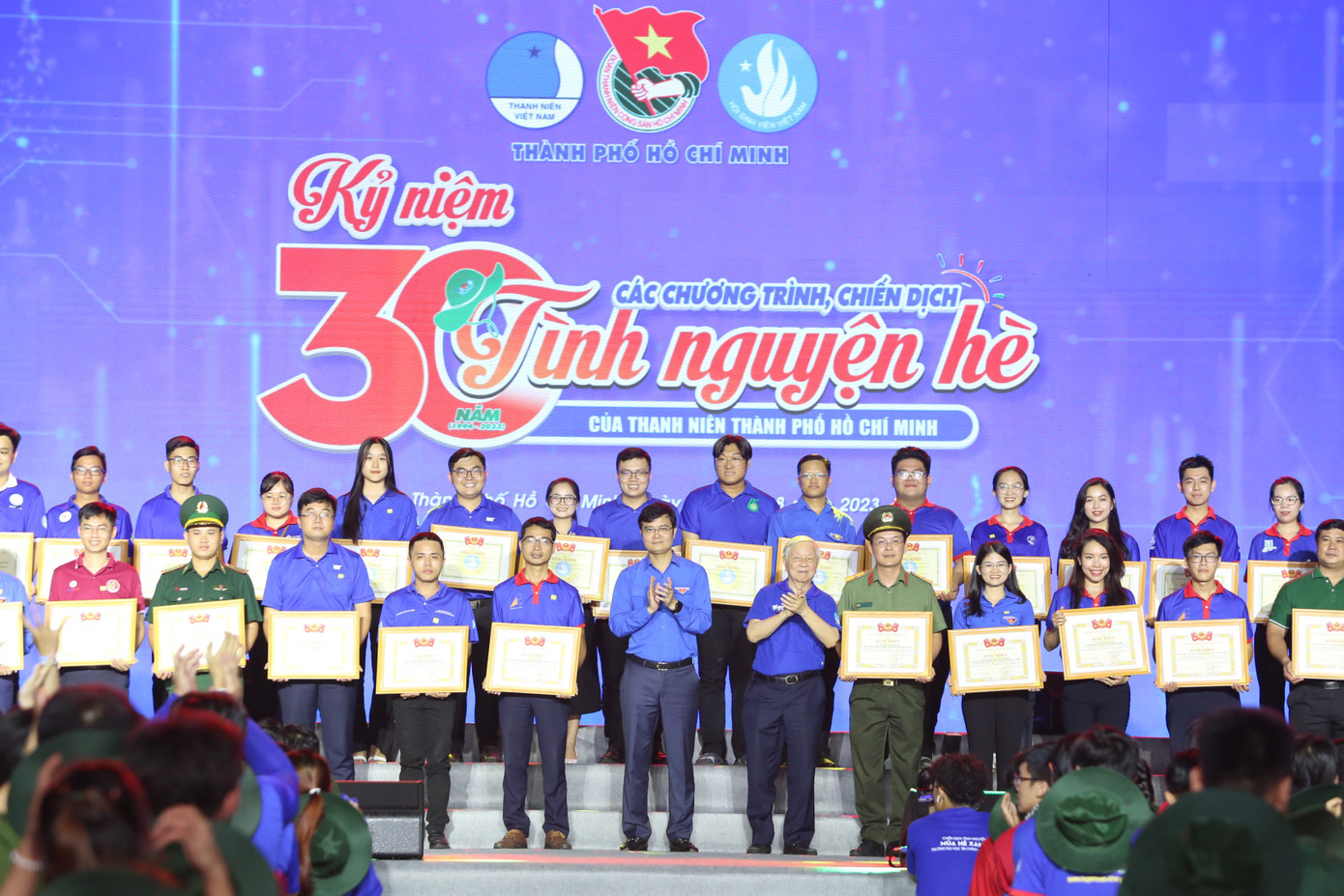 Anh Bùi Quang Huy và nguyên Phó Bí thư Thành uỷ TPHCM Phạm Chánh Trực trao khen thưởng cho các tổ chức, cá nhân có đóng góp tiêu biểu trong thực hiện các chương trình, chiến dịch tình nguyện hè 30 năm qua.