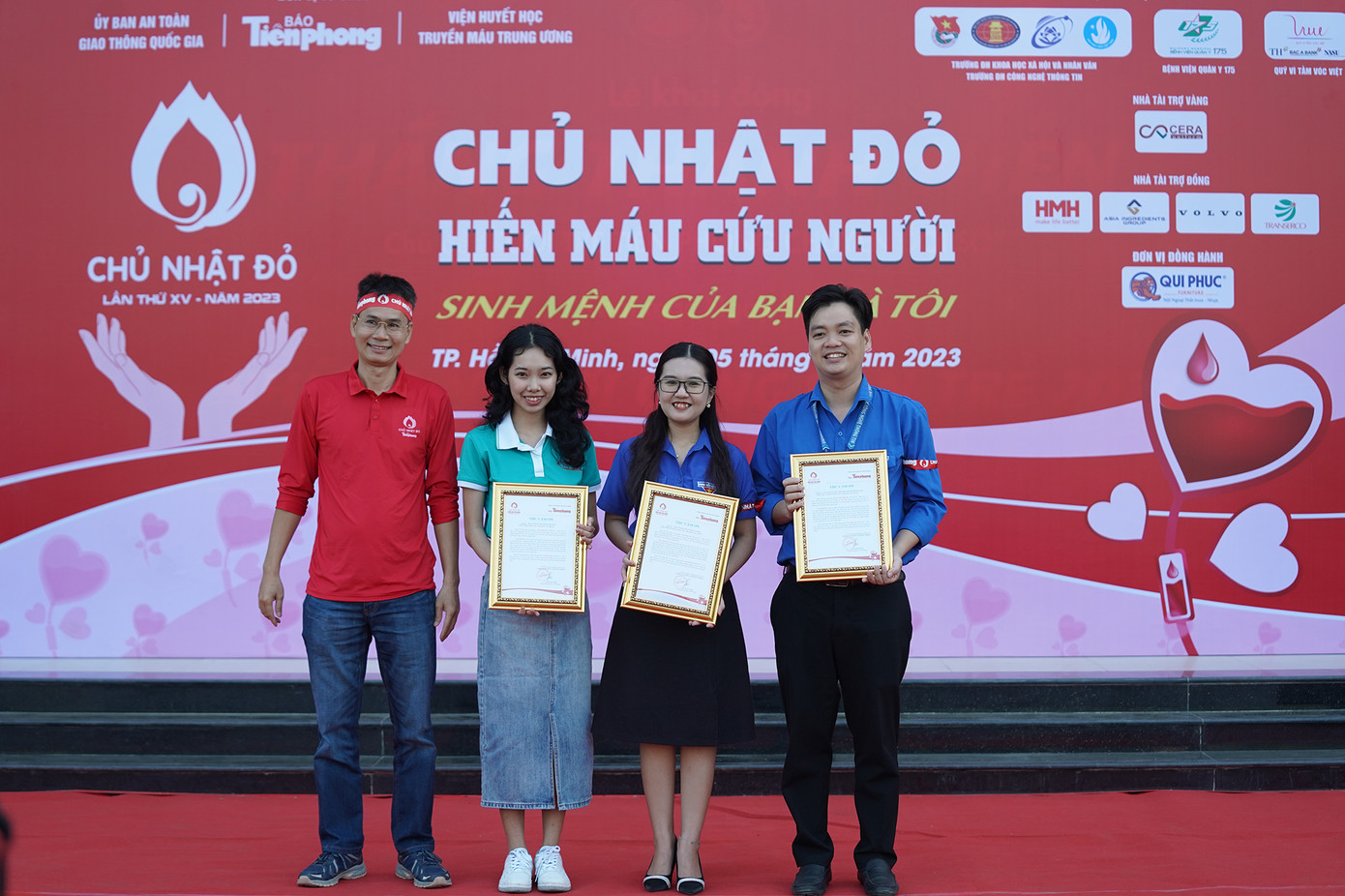 Trưởng ban đại diện Báo Tiền Phong tại TPHCM Lý Thành Tâm (ngoài cùng bên trái) trao thư cám ơn đến Đoàn Trường Đại học KHXH&amp;NV và Đại học CNTT, CLB Lửa Tâm.