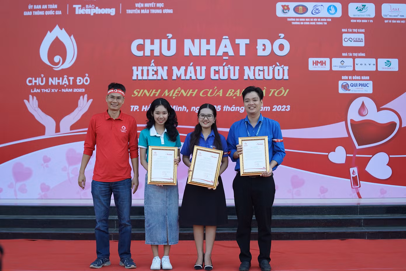 Trưởng ban đại diện Báo Tiền Phong tại TPHCM Lý Thành Tâm (ngoài cùng bên trái) trao thư cám ơn đến Đoàn Trường Đại học KHXH&amp;NV và Đại học CNTT, CLB Lửa Tâm.