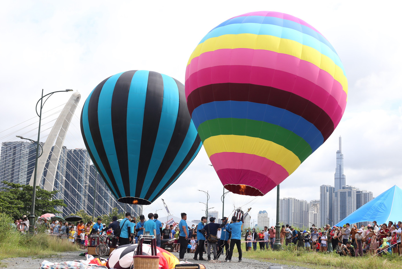 Sau nhiều nỗ lực của đội ngũ kỹ thuật viên, đến khoảng gần 10 giờ sáng, những quả cầu đầy sắc màu đã hoà vào màu trời đầy rực rỡ, kiêu hãnh. Sau nhiều nỗ lực của đội ngũ kỹ thuật viên, đến khoảng gần 10 giờ sáng, những quả cầu đầy sắc màu đã hoà vào màu trời đầy rực rỡ, kiêu hãnh.