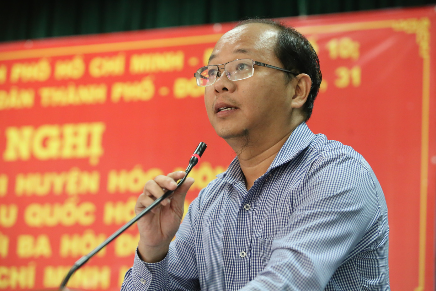 Chủ tịch UBND huyện Hóc Môn Dương Hồng Thắng thông tin với cử tri. Chủ tịch UBND huyện Hóc Môn Dương Hồng Thắng thông tin với cử tri.