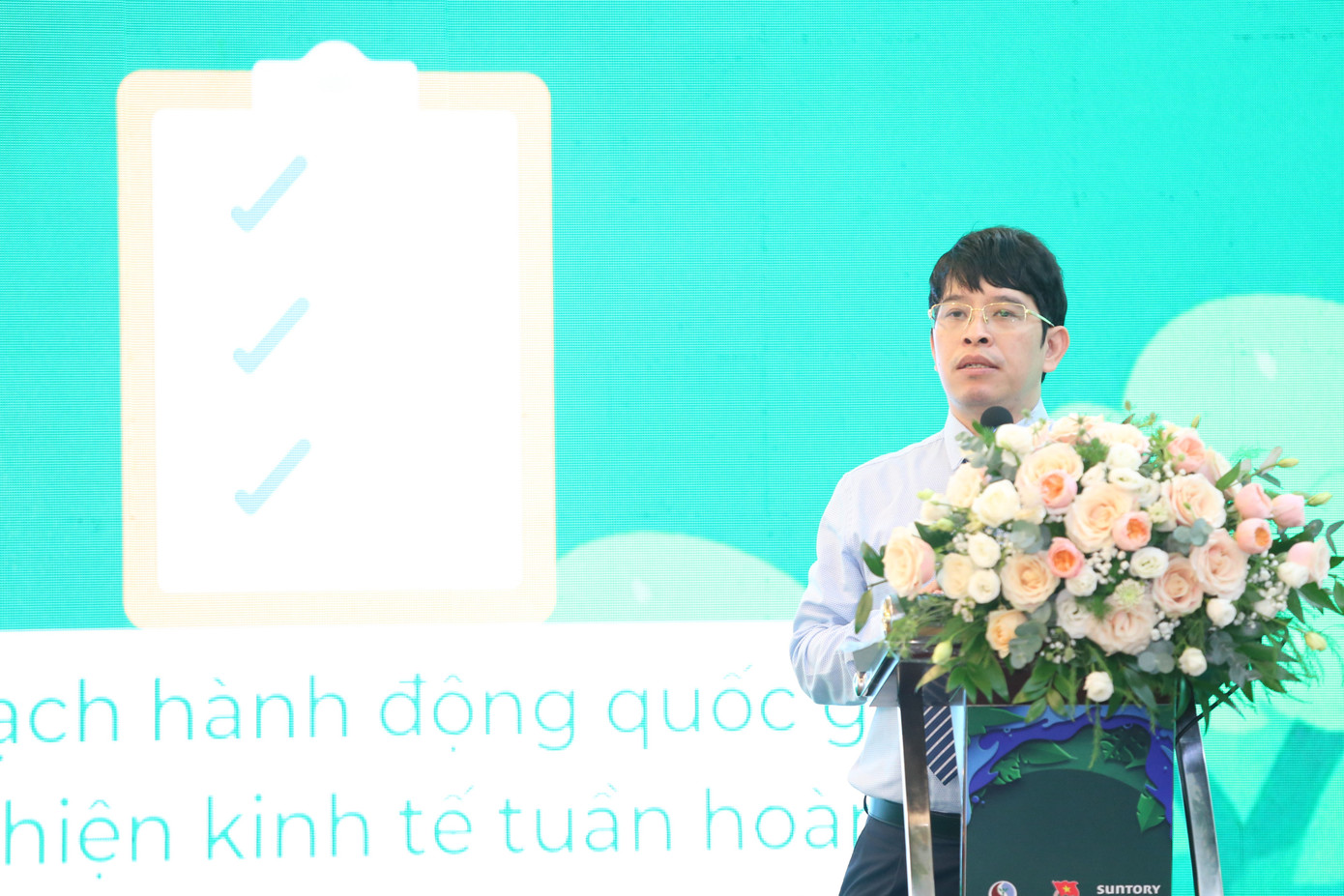 TS Nguyễn Đình Thọ trao đổi tại tọa đàm. Ảnh: Ngô Tùng