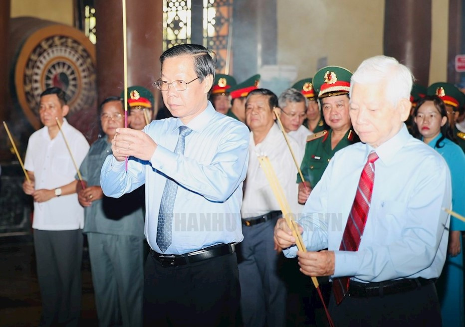 Các vị nguyên lãnh đạo Đảng, Nhà nước, lãnh đạo TPHCM, Quân khu 7 và huyện Củ Chi thắp hương tưởng nhớ, tri ân công lao các thế hệ cha ông đi trước đã ngã xuống vì nền độc lập, tự do và hoà bình của dân tộc. Ảnh: Thành uỷ TPHCM