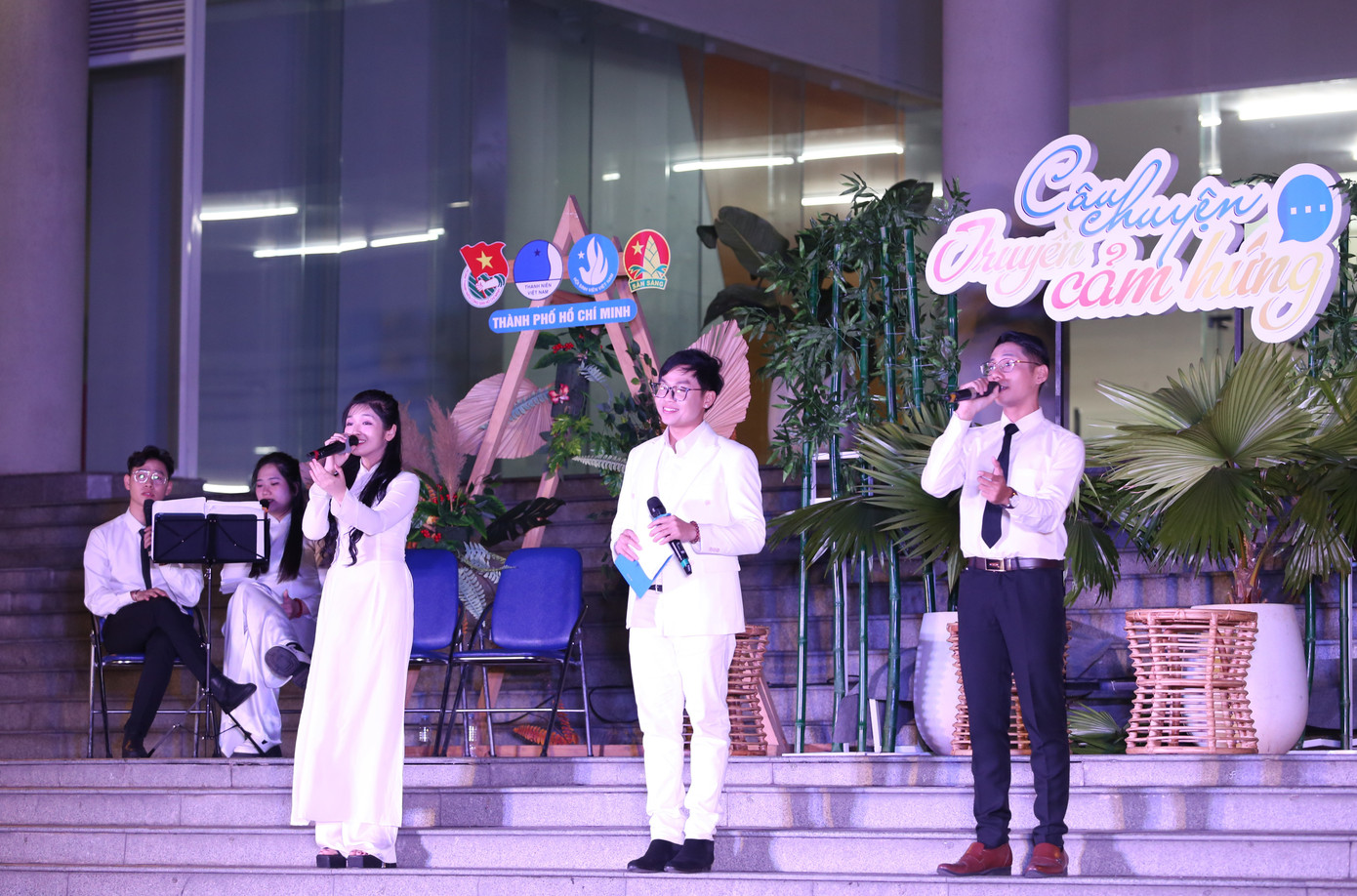 Buổi chia sẻ còn xen kẽ diễn ra các tiết mục văn nghệ gợi cảm xúc hào hùng, tình cảm tri ân đối với các thế hệ cha anh. Ảnh: Ngô Tùng Buổi chia sẻ còn xen kẽ diễn ra các tiết mục văn nghệ gợi cảm xúc hào hùng, tình cảm tri ân đối với các thế hệ cha anh. Ảnh: Ngô Tùng