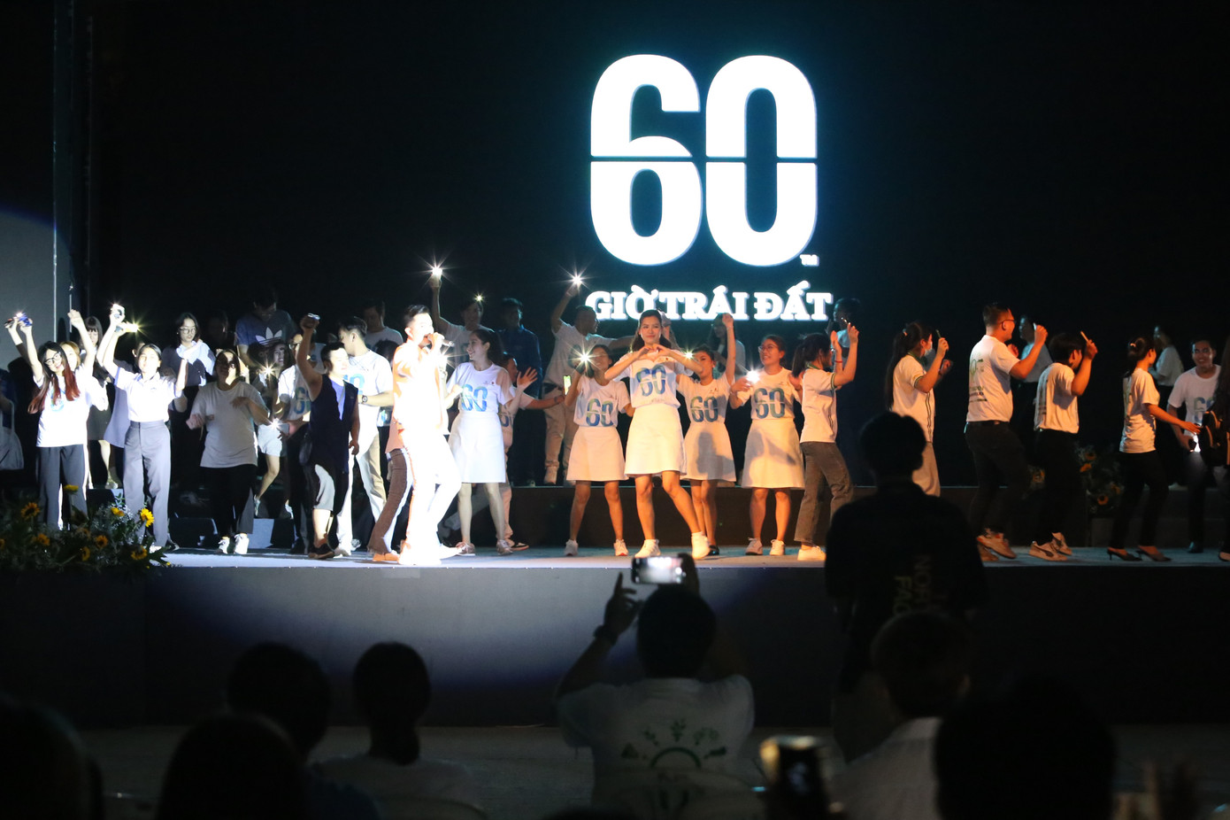 Từ 20h30 - 21h30, chương trình thực hiện tắt đèn và các thiết bị điện khác để hưởng ứng chiến dịch Giờ Trái đất.