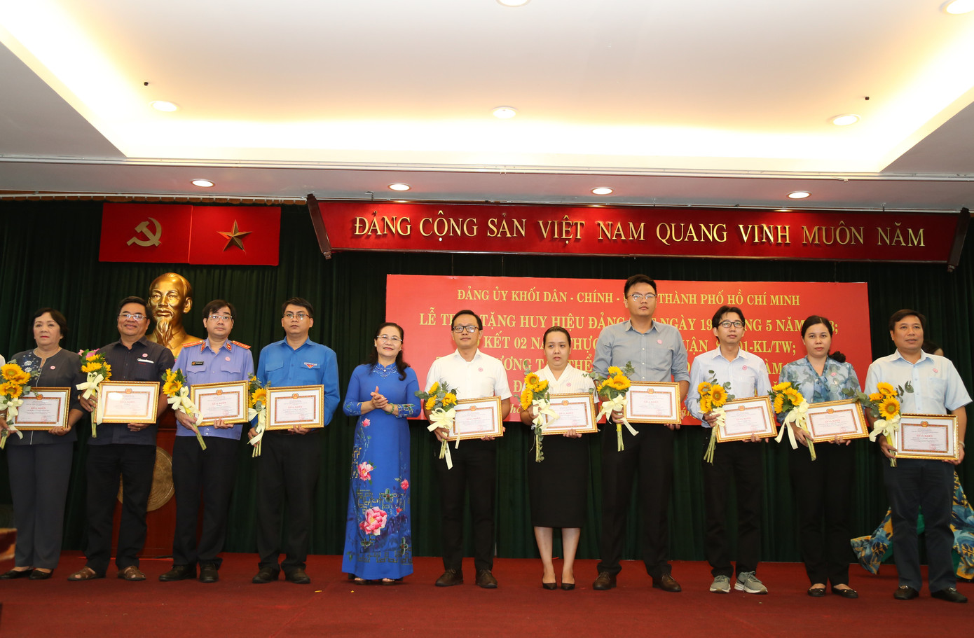 Tuyên dương các tập thể điển hình trong học tập và làm theo tư tưởng, đạo đức, phong cách Hồ Chí Minh. Tuyên dương các tập thể điển hình trong học tập và làm theo tư tưởng, đạo đức, phong cách Hồ Chí Minh.