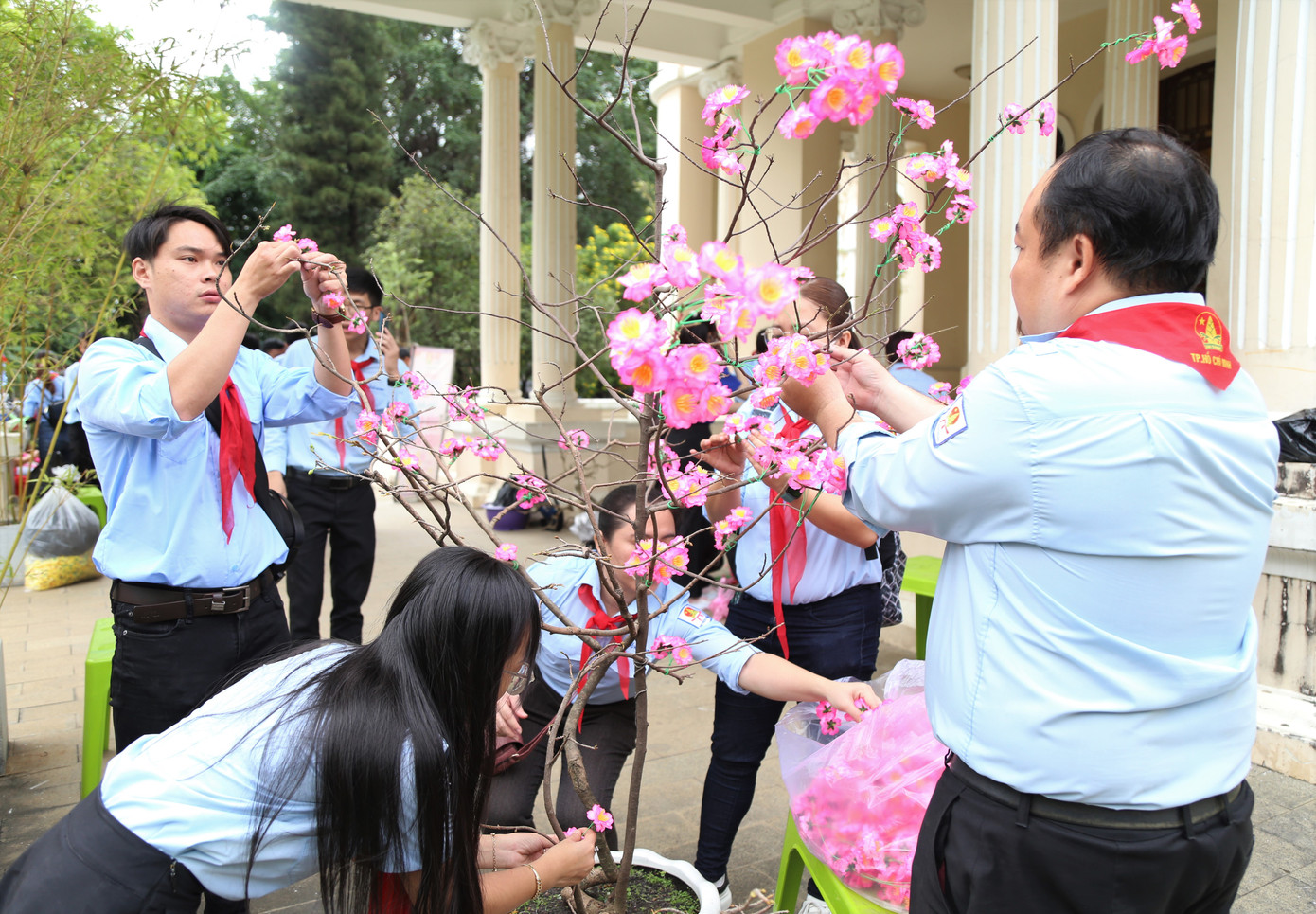 Các phụ trách Đội thực hiện góc xuân.