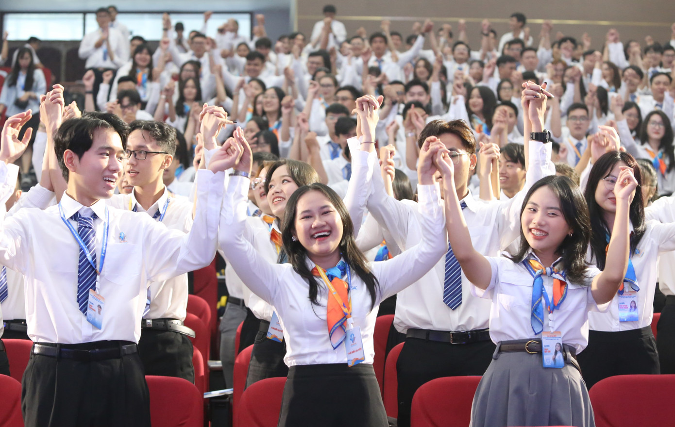 Các đại biểu trẻ hứng khởi trong buổi khai mạc đại hội, ngày hội lớn của sinh viên thành phố. Ảnh: Ngô Tùng