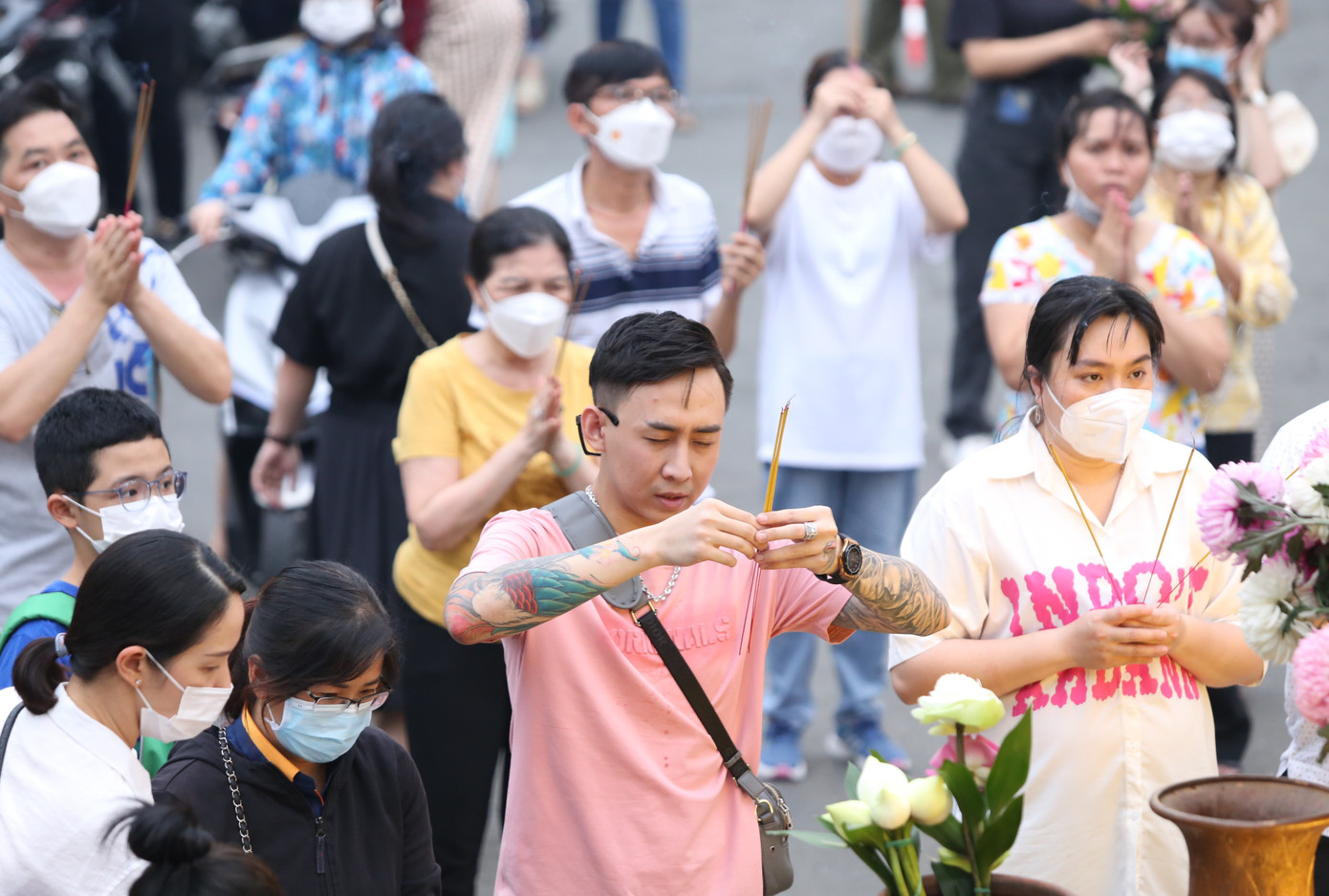 Người dân thành kính dâng lên Đức Phật những nén hương, đóa hoa tươi bày tỏ lòng tôn kính và cầu nguyện những điều tốt đẹp.