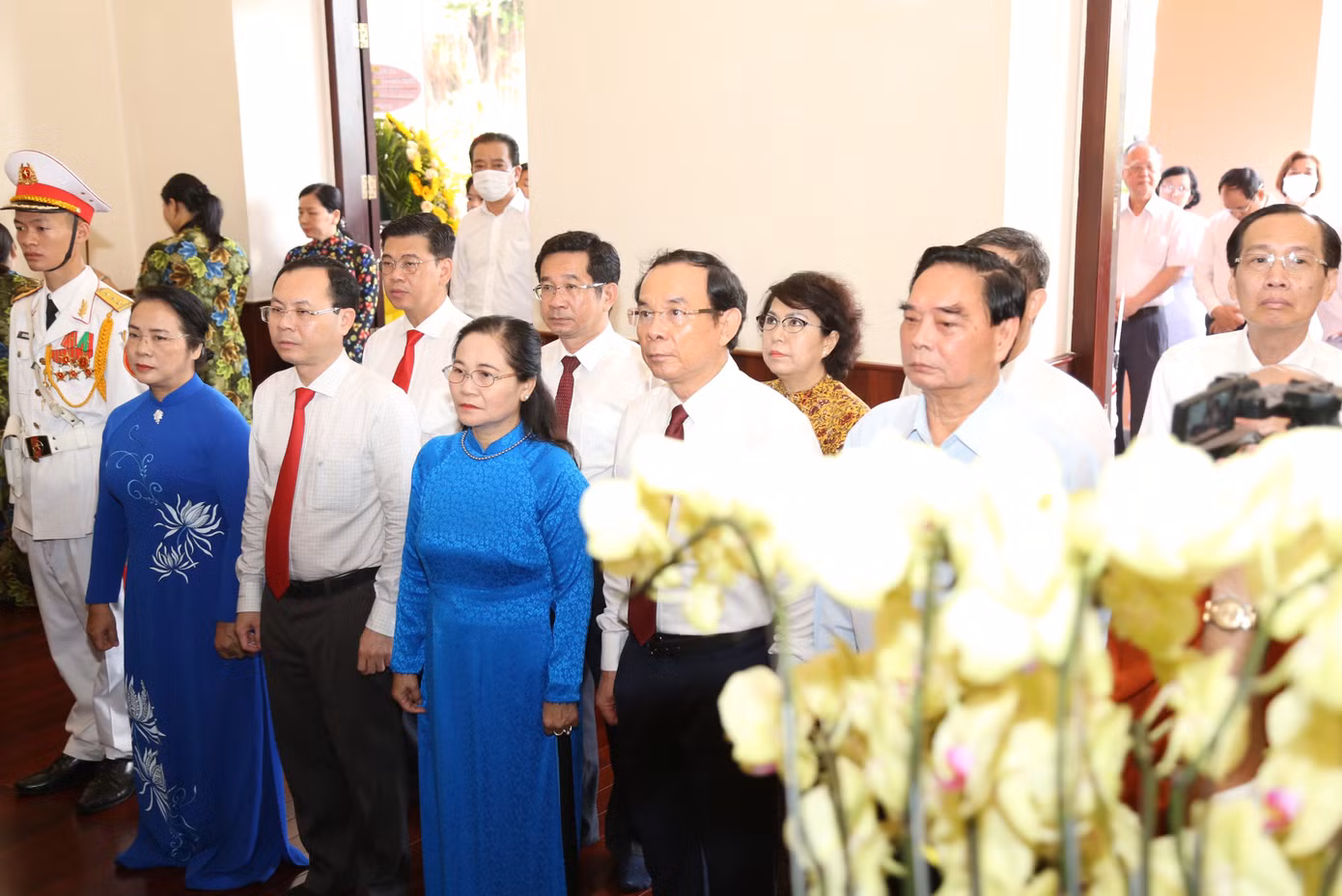 Đoàn đại biểu Thành ủy - HĐND - UBND - Ủy ban MTTQ Việt Nam TPHCM do ông Nguyễn Văn Nên làm trưởng đoàn, thành kính dâng hương tưởng nhớ Chủ tịch Hồ Chí Minh.