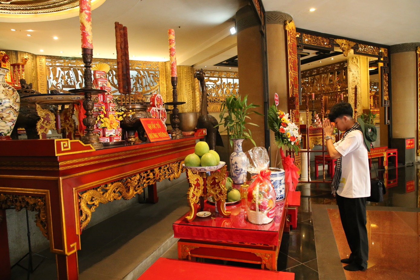 Đại biểu thành kính dâng hương lên bàn thờ Quốc tổ Hùng Vương.