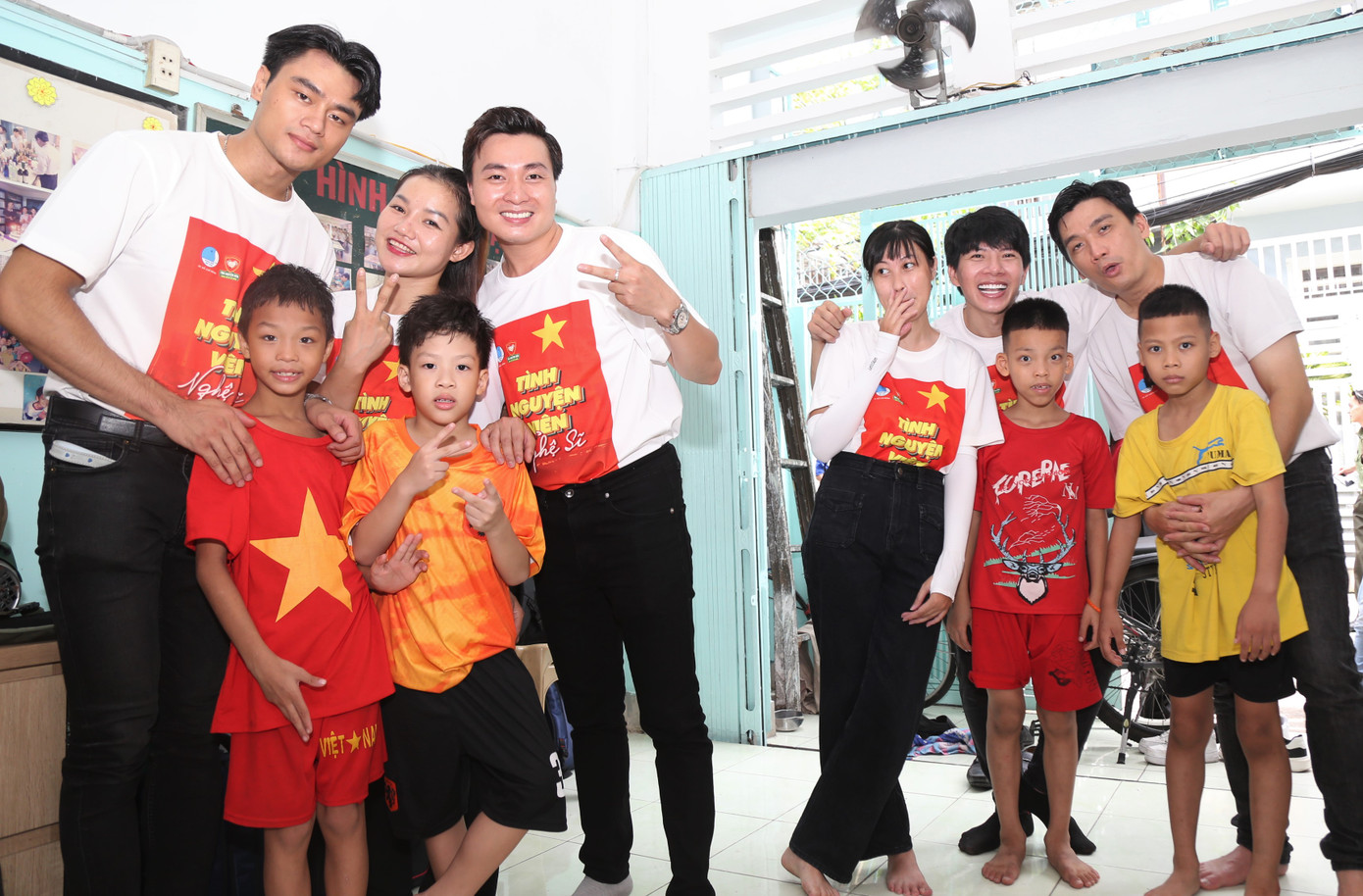 Dịp này, các văn nghệ sĩ trẻ TPHCM đã cùng tham gia mang đến những không gian hoạt náo, biểu diễn văn nghệ phục vụ các bạn nhỏ.