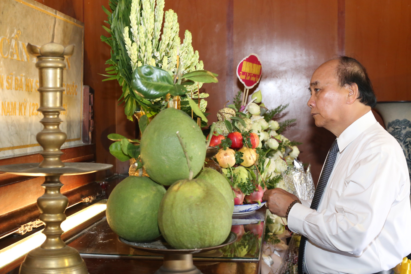 Đồng chí Nguyễn Xuân Phúc dâng hương tại Di tích Lịch sử Quốc gia Ngã Ba Giồng.