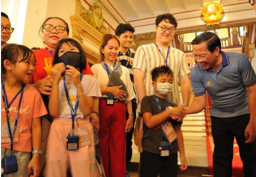 Sáng 30/4, Chủ tịch UBND TPHCM Phan Văn Mãi đến trụ sở và chào hỏi, trò chuyện, chụp ảnh lưu niệm với khách tham quan. Sáng 30/4, Chủ tịch UBND TPHCM Phan Văn Mãi đến trụ sở và chào hỏi, trò chuyện, chụp ảnh lưu niệm với khách tham quan.