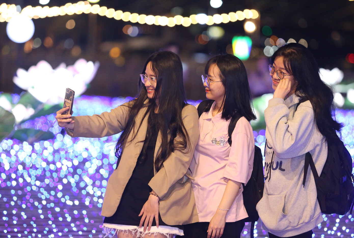 Nhiều bạn trẻ kịp thời lưu lại hình ảnh đẹp đẽ tại địa điểm check-in mới toanh ở trung tâm TPHCM.